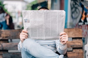 mężczyzna_czytający_gazetę