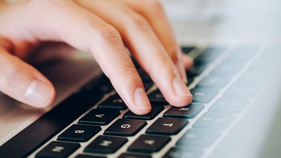 Pisanie na klawiaturze to pierwszy krok by znaleźć materiały online do nauki języka